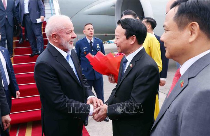 Tổng thống Brazil Luiz Inácio Lula da Silva đến Hà Nội, bắt đầu thăm cấp Nhà nước tới Việt Nam- Ảnh 1. Tổng thống Brazil Luiz Inácio Lula da Silva đến Hà Nội, bắt đầu thăm cấp Nhà nước tới Việt Nam- Ảnh 1.