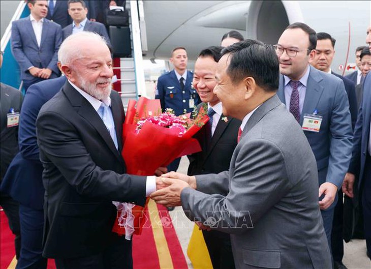 Tổng thống Brazil Luiz Inácio Lula da Silva đến Hà Nội, bắt đầu thăm cấp Nhà nước tới Việt Nam- Ảnh 2. Tổng thống Brazil Luiz Inácio Lula da Silva đến Hà Nội, bắt đầu thăm cấp Nhà nước tới Việt Nam- Ảnh 2.