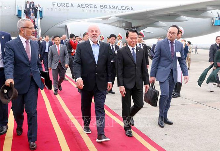 Tổng thống Brazil Luiz Inácio Lula da Silva đến Hà Nội, bắt đầu thăm cấp Nhà nước tới Việt Nam- Ảnh 3. Tổng thống Brazil Luiz Inácio Lula da Silva đến Hà Nội, bắt đầu thăm cấp Nhà nước tới Việt Nam- Ảnh 3.