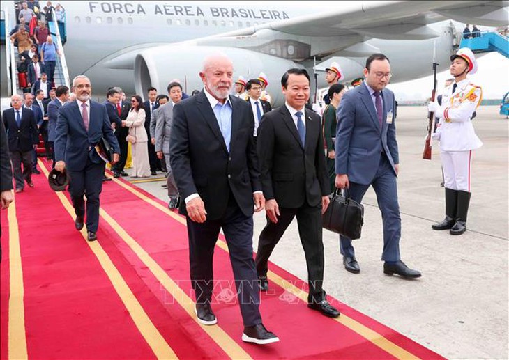 Tổng thống Brazil Luiz Inácio Lula da Silva đến Hà Nội, bắt đầu thăm cấp Nhà nước tới Việt Nam- Ảnh 4. Tổng thống Brazil Luiz Inácio Lula da Silva đến Hà Nội, bắt đầu thăm cấp Nhà nước tới Việt Nam- Ảnh 4.