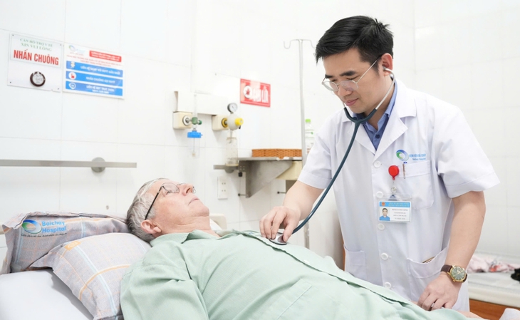 Cứu sống du khách nước ngoài bị nhồi máu cơ tim cấp- Ảnh 1.