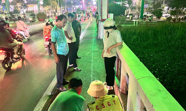 'Tóm gọn' 2 thanh niên trộm điện thoại ngay giữa lòng sông- Ảnh 1.