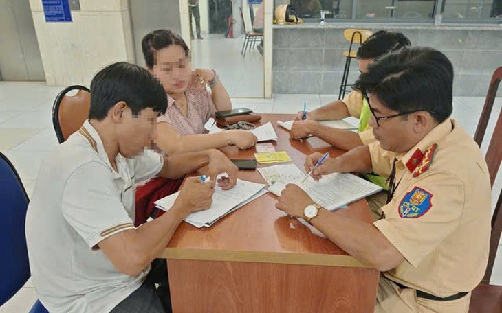 Xử phạt nam tài xế dùng xe cứu thương chở diễn viên đi ra mắt phim