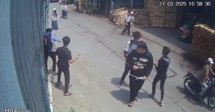 Điều tra vụ một học sinh tại Đồng Nai bị nhóm người đánh gục trên đường- Ảnh 1.