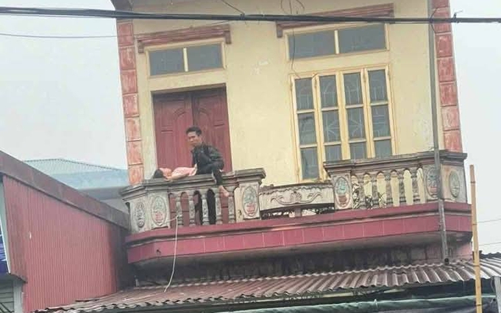 Video: Nghẹt thở cảnh công an giải cứu bé gái bị gã đàn ông dùng dao khống chế, bắt làm con tin