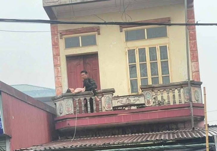 Video: Nghẹt thở cảnh công an giải cứu bé gái bị gã đàn ông dùng dao khống chế, bắt làm con tin- Ảnh 1.