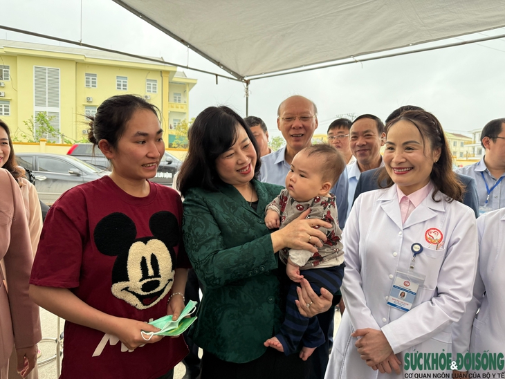 Bộ trưởng Đào Hồng Lan kiểm tra công tác phòng chống bệnh sởi, chiến dịch tiêm vaccine phòng sởi tại Quảng Ninh- Ảnh 1.