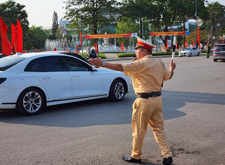 Người dân di chuyển như thế nào đến lễ hội Đền Hùng để tránh tắc đường?- Ảnh 1. Người dân di chuyển như thế nào đến lễ hội Đền Hùng để tránh tắc đường?- Ảnh 1.