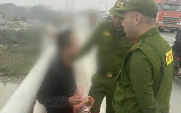  Cứu nam thanh niên định nhảy cầu Thanh Trì tự tử