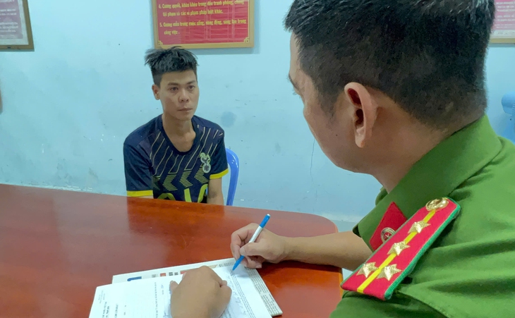 'Tóm gọn' 2 thanh niên trộm điện thoại ngay giữa lòng sông- Ảnh 3.
