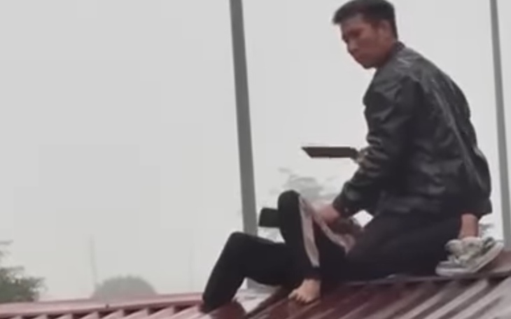 Giải cứu cháu bé bị gã đàn ông dùng dao khống chế trên mái nhà