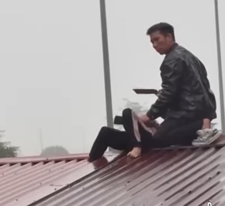 Giải cứu cháu bé bị gã đàn ông dùng dao khống chế trên mái nhà- Ảnh 1. Giải cứu cháu bé bị gã đàn ông dùng dao khống chế trên mái nhà- Ảnh 1.