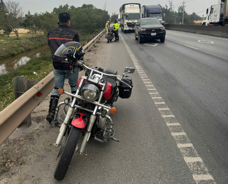Chạy mô tô phân khối lớn che biển số với tốc độ cao, lạng lách trên Quốc lộ 1A- Ảnh 1.