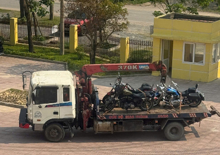 Chạy mô tô phân khối lớn che biển số với tốc độ cao, lạng lách trên Quốc lộ 1A- Ảnh 2.