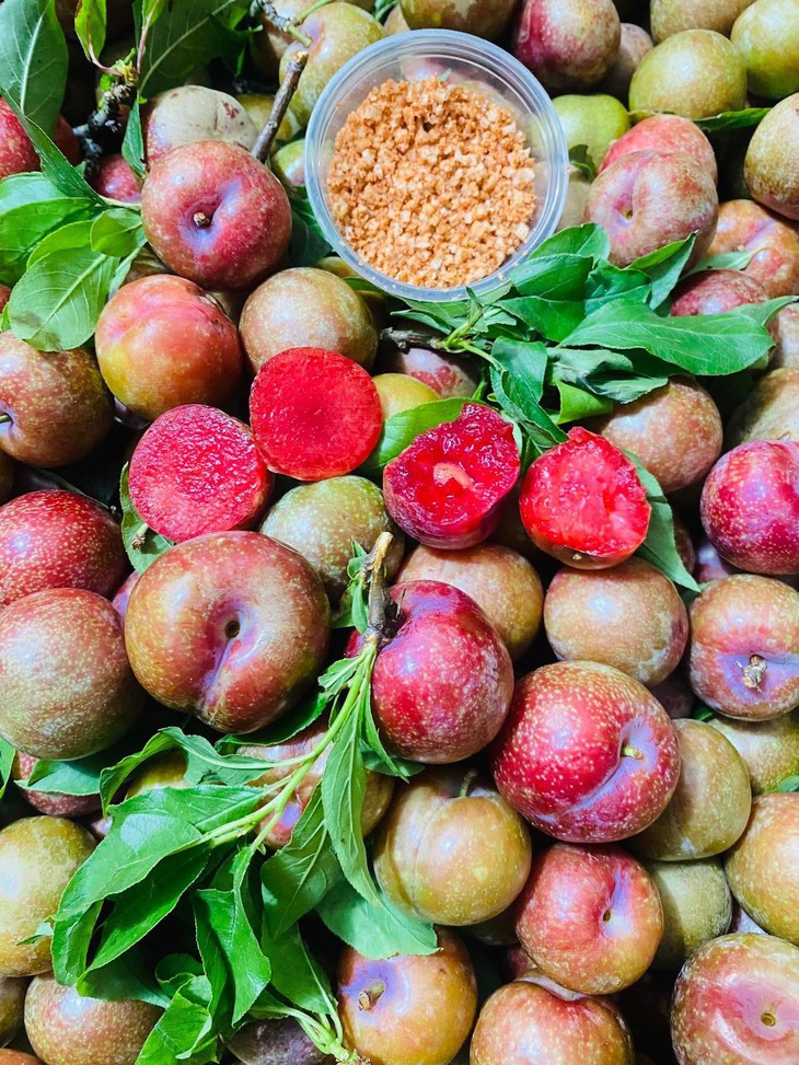 Mận đầu mùa giá đắt ngang trái cây nhập khẩu nhưng các chị em vẫn sẵn sàng 'mở ví'- Ảnh 10.