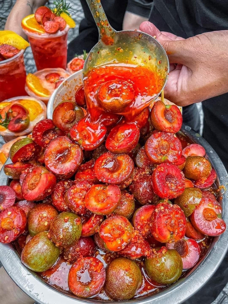 Mận đầu mùa giá đắt ngang trái cây nhập khẩu nhưng các chị em vẫn sẵn sàng 'mở ví'- Ảnh 11.