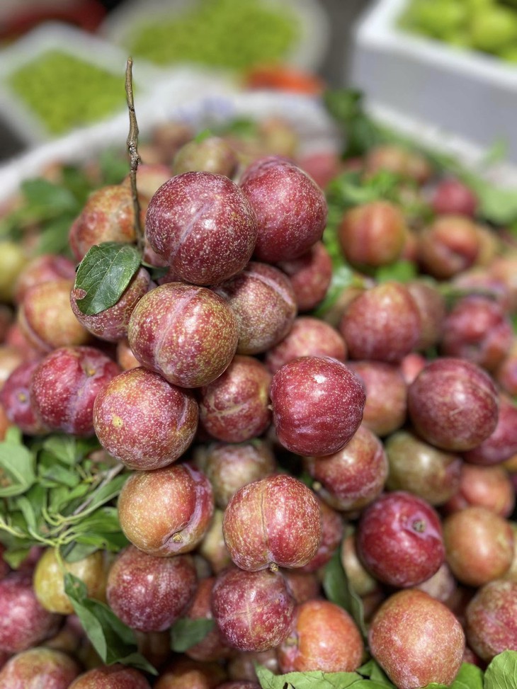 Mận đầu mùa giá đắt ngang trái cây nhập khẩu nhưng các chị em vẫn sẵn sàng 'mở ví'- Ảnh 7.