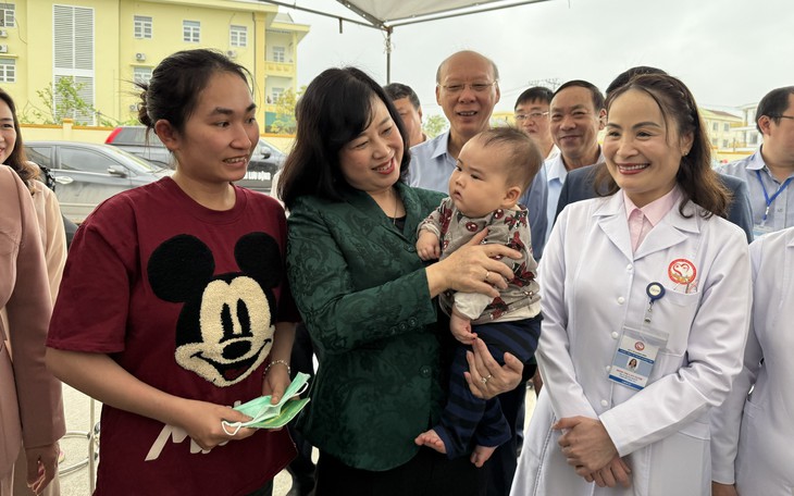 Bộ trưởng Đào Hồng Lan kiểm tra công tác phòng chống bệnh sởi, chiến dịch tiêm vaccine phòng sởi tại Quảng Ninh