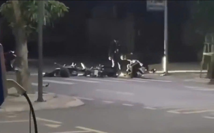Video thanh niên liên tục bị đánh sau va chạm giao thông