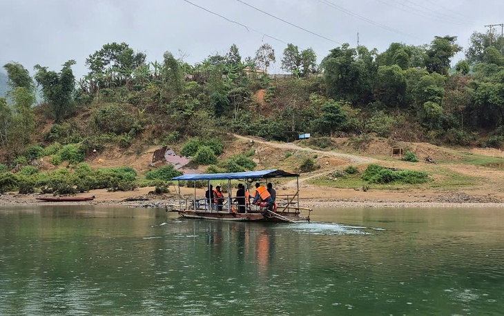 Người dân huyện vùng cao liều mình vượt sông- Ảnh 1. Người dân huyện vùng cao liều mình vượt sông- Ảnh 1.