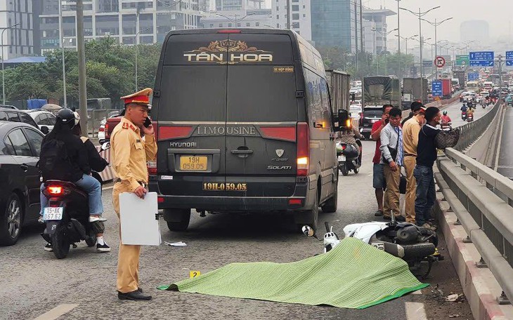 Va chạm với xe limousine trên cầu vượt Mai Dịch, 1 người đi xe máy tử vong