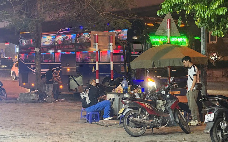 Hàng loạt nhà xe dừng đỗ đón khách trong đêm tối, lập bến cóc ngay đường lớn