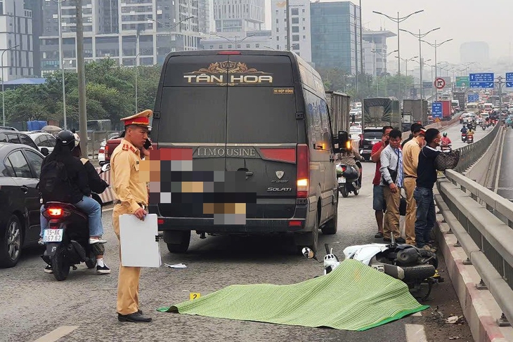 Va chạm với xe limousine trên cầu vượt Mai Dịch, 1 người đi xe máy tử vong- Ảnh 2. Va chạm với xe limousine trên cầu vượt Mai Dịch, 1 người đi xe máy tử vong- Ảnh 2.