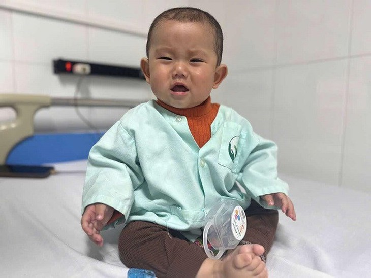 Cả vợ và con được chẩn đoán bệnh nặng cùng lúc, người đàn ông dân tộc cầu cứu sự giúp đỡ của mọi người- Ảnh 1. Cả vợ và con được chẩn đoán bệnh nặng cùng lúc, người đàn ông dân tộc cầu cứu sự giúp đỡ của mọi người- Ảnh 1.