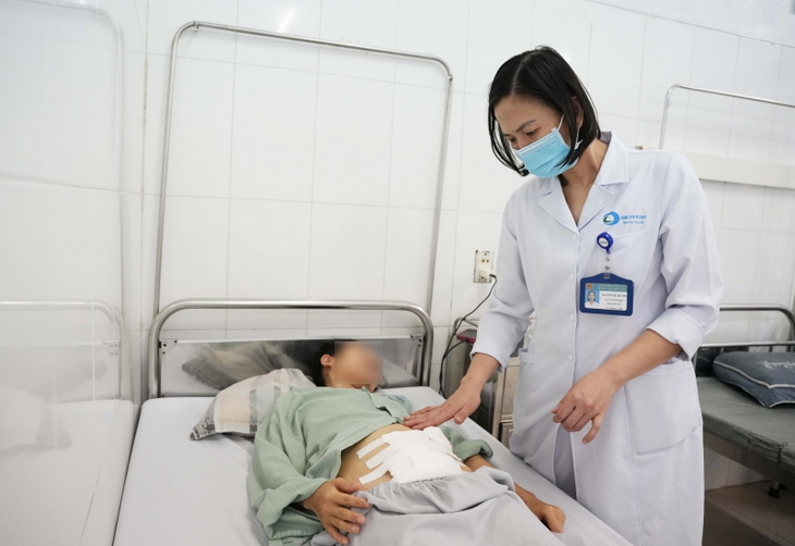Cứu sản phụ sốc mất máu do chửa ngoài tử cung hiếm gặp- Ảnh 1.