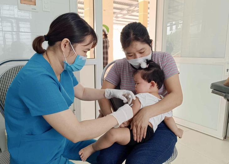 Quảng Bình nỗ lực sớm hoàn thành chiến dịch tiêm vaccine sởi- Ảnh 5. Quảng Bình nỗ lực sớm hoàn thành chiến dịch tiêm vaccine sởi- Ảnh 5.