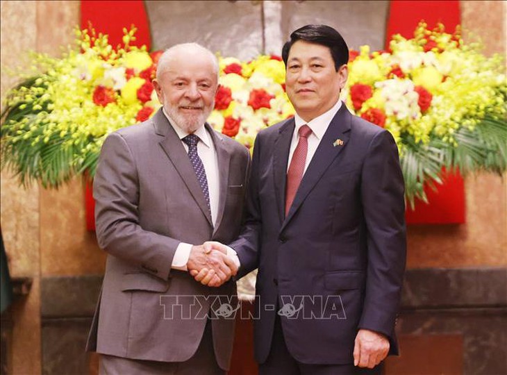 Lễ đón Tổng thống Brazil Luiz Inácio Lula da Silva thăm cấp Nhà nước đến Việt Nam- Ảnh 1. Lễ đón Tổng thống Brazil Luiz Inácio Lula da Silva thăm cấp Nhà nước đến Việt Nam- Ảnh 1.