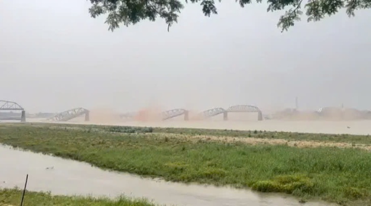 Động đất mạnh 7,7 ở Myanmar: Người dân tháo chạy khỏi các tòa nhà, rung chấn lan tới Thái Lan, Trung Quốc- Ảnh 3. Động đất mạnh 7,7 ở Myanmar: Người dân tháo chạy khỏi các tòa nhà, rung chấn lan tới Thái Lan, Trung Quốc- Ảnh 3.