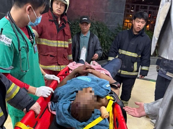 Cứu hộ người đàn ông nước ngoài nhảy từ tầng 5 chung cư xuống đất- Ảnh 2.