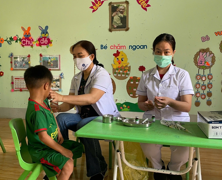 Gian nan hành trình đưa vaccine sởi đến với trẻ vùng biên- Ảnh 7.
