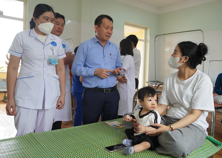 Gian nan hành trình đưa vaccine sởi đến với trẻ vùng biên- Ảnh 1.