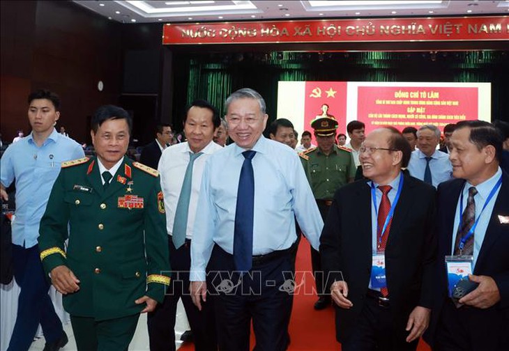 Tổng Bí thư Tô Lâm gặp mặt cán bộ lão thành cách mạng, người có công, gia đình chính sách tiêu biểu- Ảnh 1. Tổng Bí thư Tô Lâm gặp mặt cán bộ lão thành cách mạng, người có công, gia đình chính sách tiêu biểu- Ảnh 1.