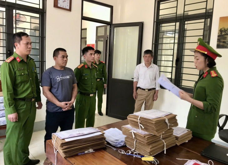 Bắt đối tượng đánh gãy tay người chơi khi tham gia trò bịt mắt bắt vịt- Ảnh 1.