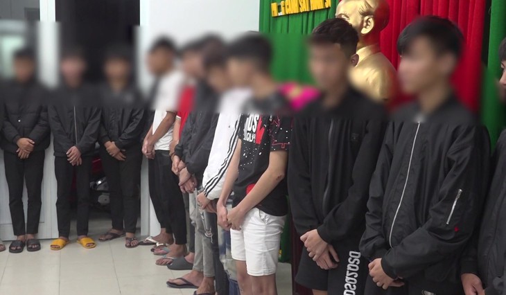 Khởi tố vụ án, giữ khẩn cấp hàng chục thanh niên 'hỗn chiến' trên quốc lộ 1A- Ảnh 1. Khởi tố vụ án, giữ khẩn cấp hàng chục thanh niên 'hỗn chiến' trên quốc lộ 1A- Ảnh 1.