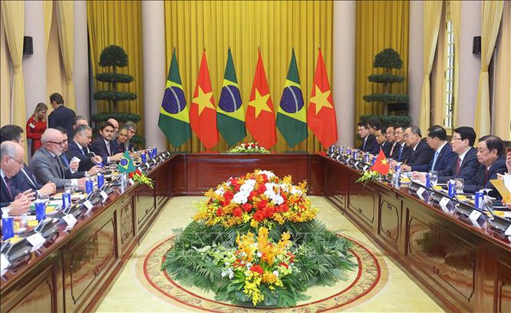 Lễ đón Tổng thống Brazil Luiz Inácio Lula da Silva thăm cấp Nhà nước đến Việt Nam- Ảnh 3. Lễ đón Tổng thống Brazil Luiz Inácio Lula da Silva thăm cấp Nhà nước đến Việt Nam- Ảnh 3.