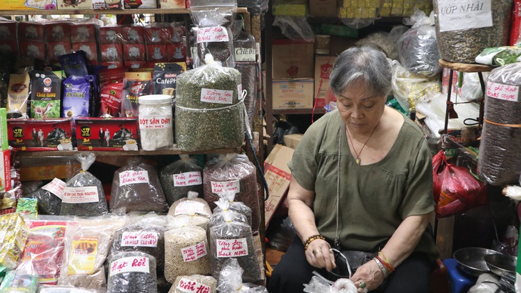 Chợ Đồng Xuân đìu hiu, tiểu thương ngồi 'bấm điện thoại'
- Ảnh 1.