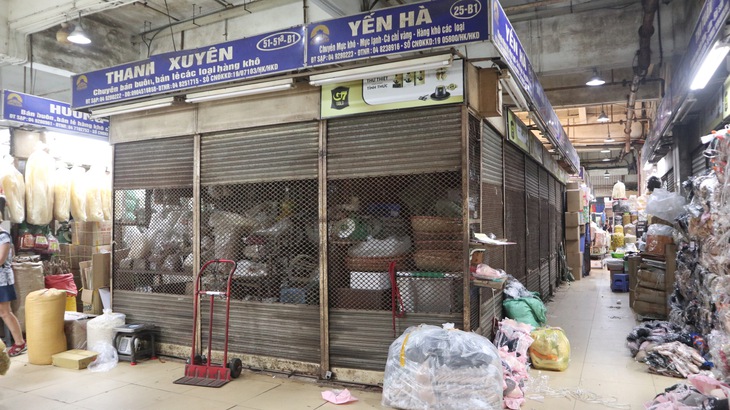 Chợ Đồng Xuân đìu hiu, tiểu thương ngồi 'bấm điện thoại'
- Ảnh 3.