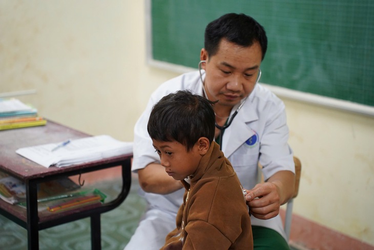 Gian nan hành trình đưa vaccine sởi đến với trẻ vùng biên- Ảnh 4.