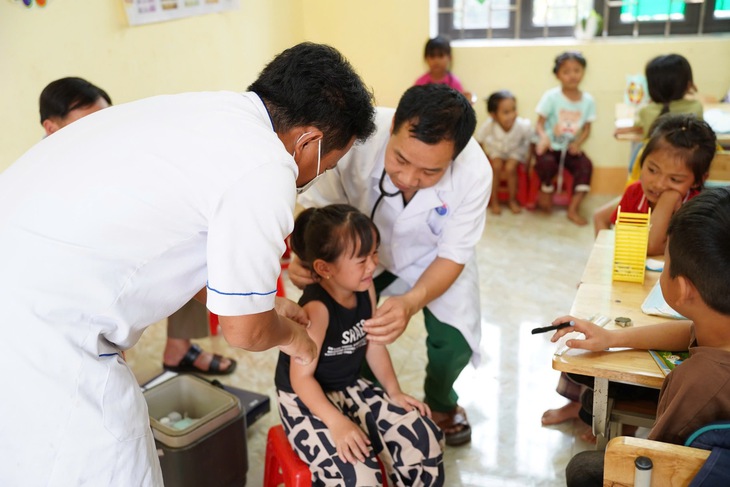 Gian nan hành trình đưa vaccine sởi đến với trẻ vùng biên- Ảnh 5.