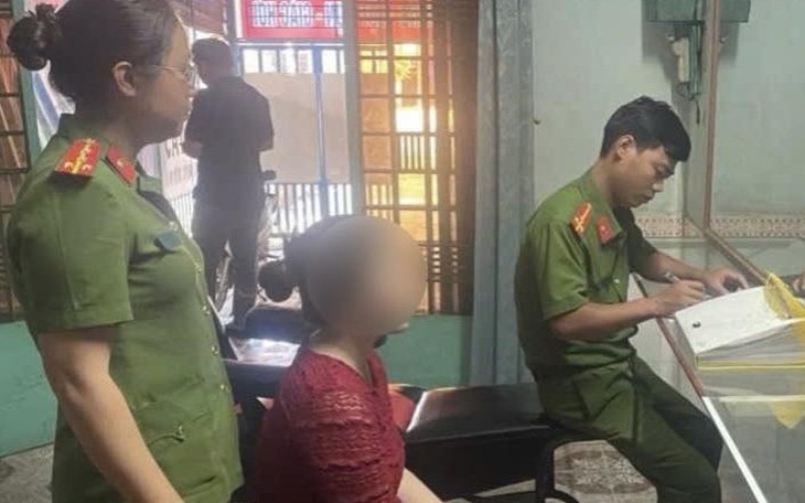 Bắt quả tang chủ tiệm hớt tóc kích dục cho khách 