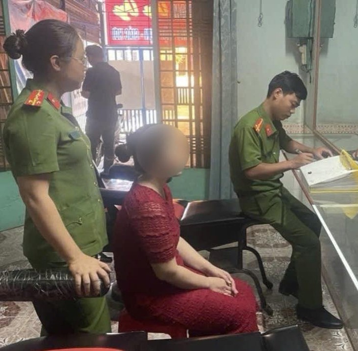 Bắt quả tang chủ tiệm hớt tóc kích dục cho khách - Ảnh 1.