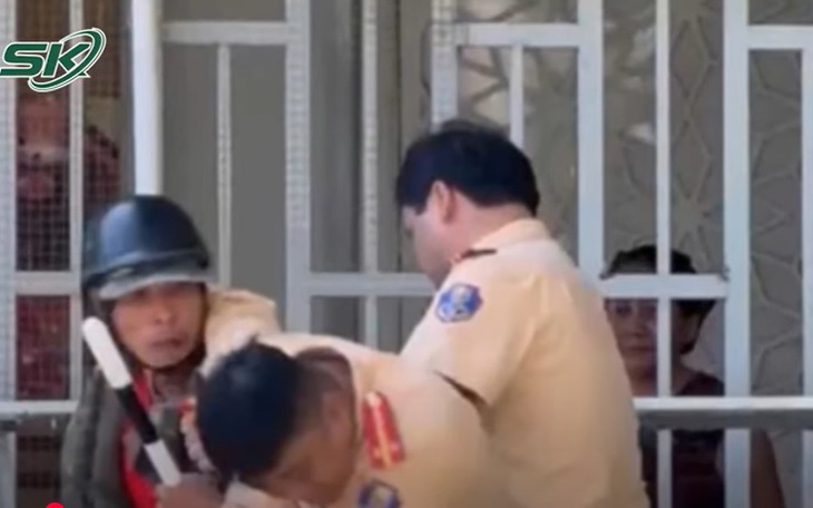 Phẫn nộ "ma men" quậy tưng bừng tại chốt đo nồng độ cồn, liều lĩnh đánh CSGT ở Bình Định