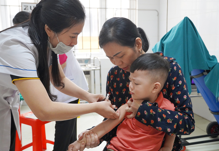 Quảng Bình nỗ lực sớm hoàn thành chiến dịch tiêm vaccine sởi- Ảnh 3. Quảng Bình nỗ lực sớm hoàn thành chiến dịch tiêm vaccine sởi- Ảnh 3.