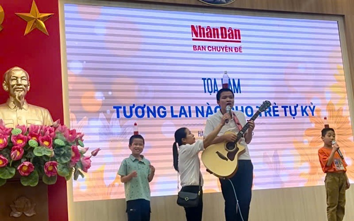 Nhiều trẻ tự kỷ mất cơ hội vàng điều trị vì cha mẹ tin vào ‘bác sĩ Google’