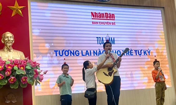 Nhiều trẻ tự kỷ mất cơ hội vàng điều trị vì cha mẹ tin vào ‘bác sĩ Google’- Ảnh 1. Nhiều trẻ tự kỷ mất cơ hội vàng điều trị vì cha mẹ tin vào ‘bác sĩ Google’- Ảnh 1.