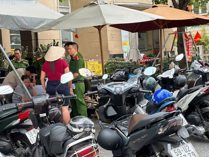 TPHCM: Bé trai 4 tuổi nghi rơi từ tầng cao chung cư ở quận Tân Phú- Ảnh 3.